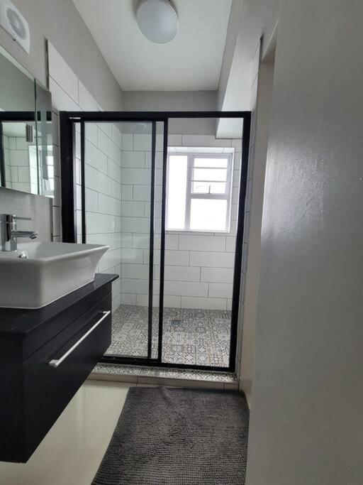 Апартаменти Downstairs @38 Порт-Елізабет Екстер'єр фото